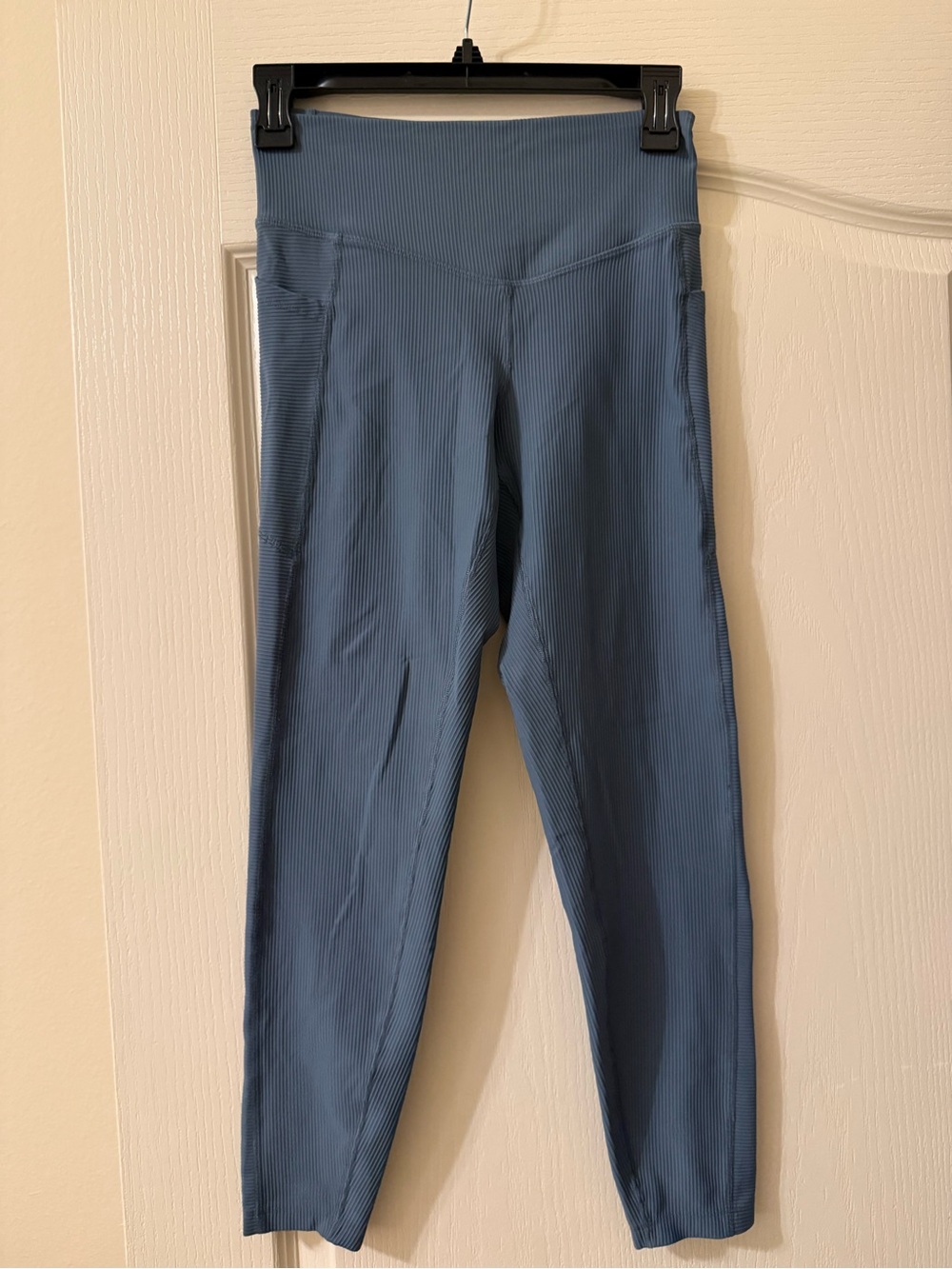 Old Navy Active Ribbed High-Waist Leggings in Dusty Blue with Pockets